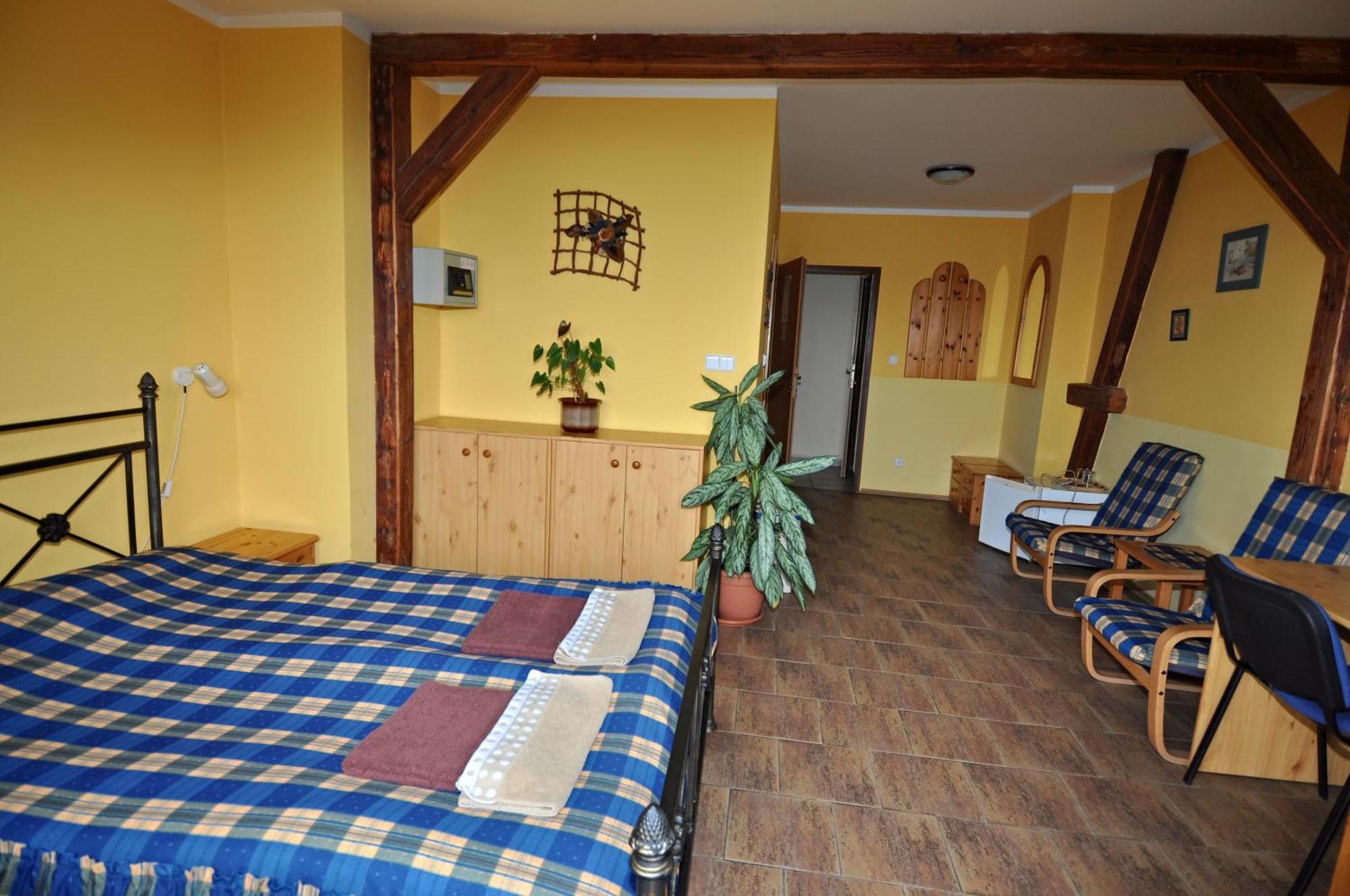 Hotel Na Hradbach โลว์นี ภายนอก รูปภาพ
