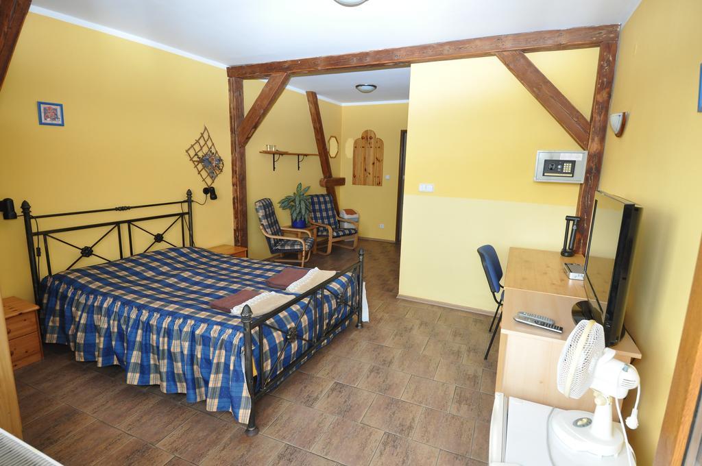 Hotel Na Hradbach โลว์นี ภายนอก รูปภาพ