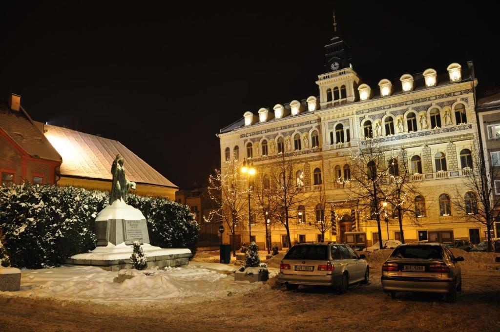 Hotel Na Hradbach โลว์นี ภายนอก รูปภาพ