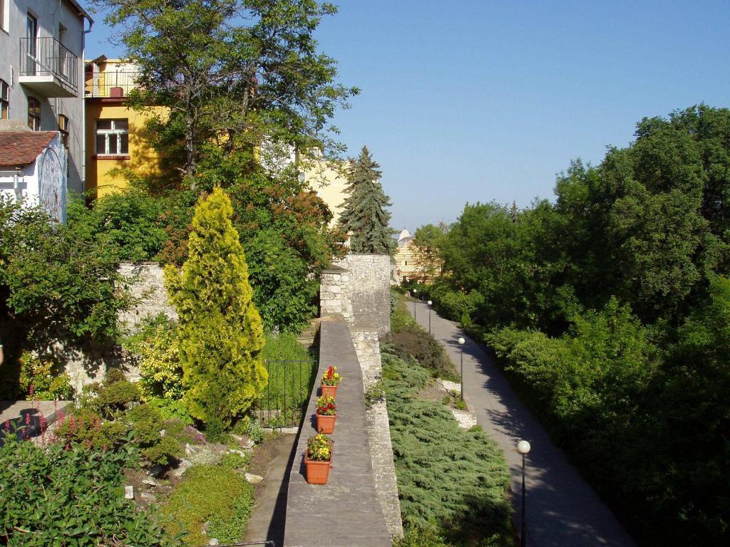 Hotel Na Hradbach โลว์นี ภายนอก รูปภาพ
