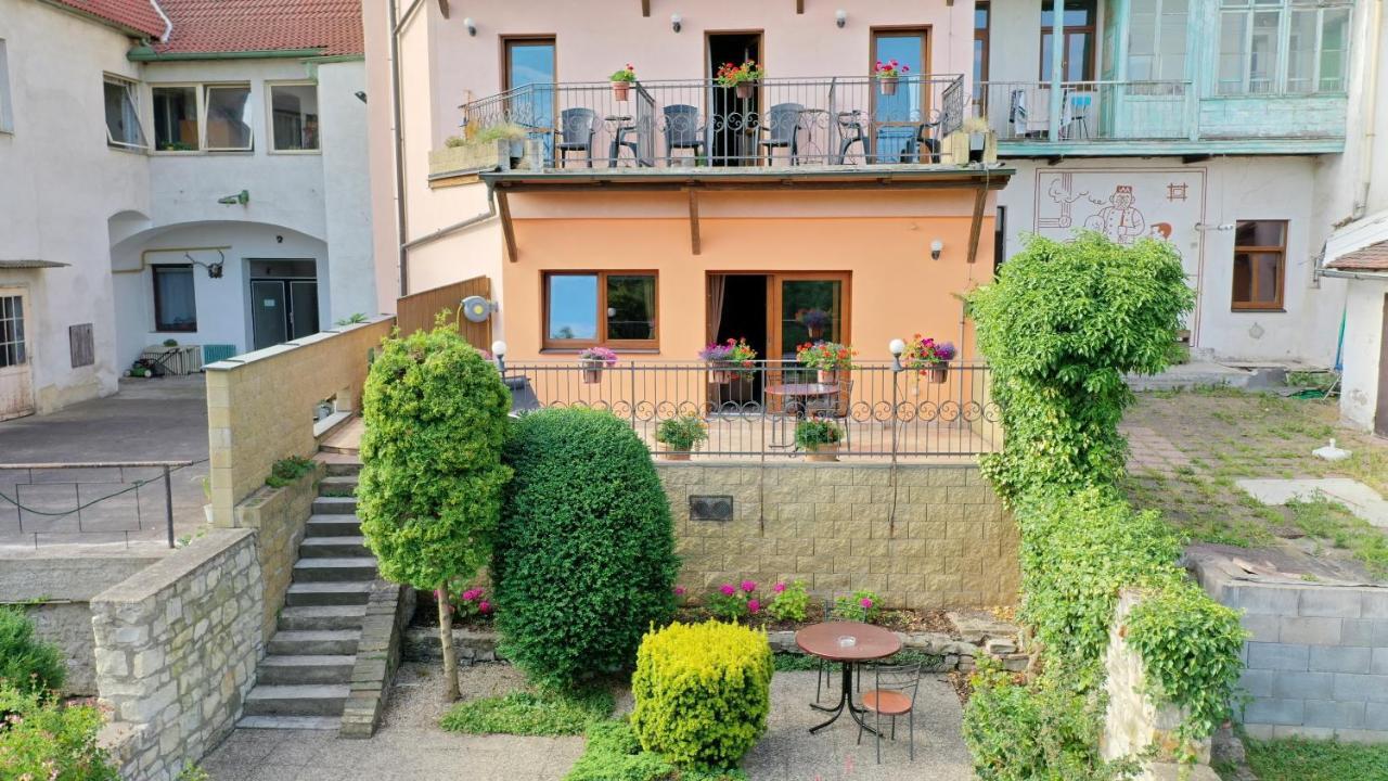Hotel Na Hradbach โลว์นี ภายนอก รูปภาพ